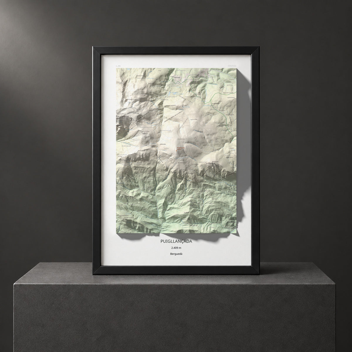 Mapa de relieve de Puigllançada, 2409 m, Berguedà, lámina 100 Cims de Trobart. Presentación enmarcada. 50 × 70 cm.
