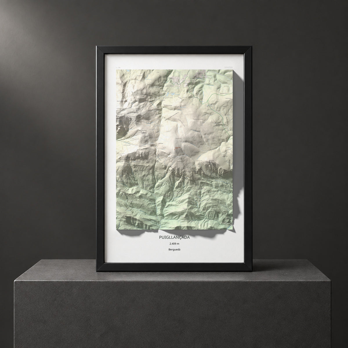 Mapa de relieve de Puigllançada, 2409 m, Berguedà, lámina 100 Cims de Trobart. Presentación enmarcada. 61 × 91 cm.