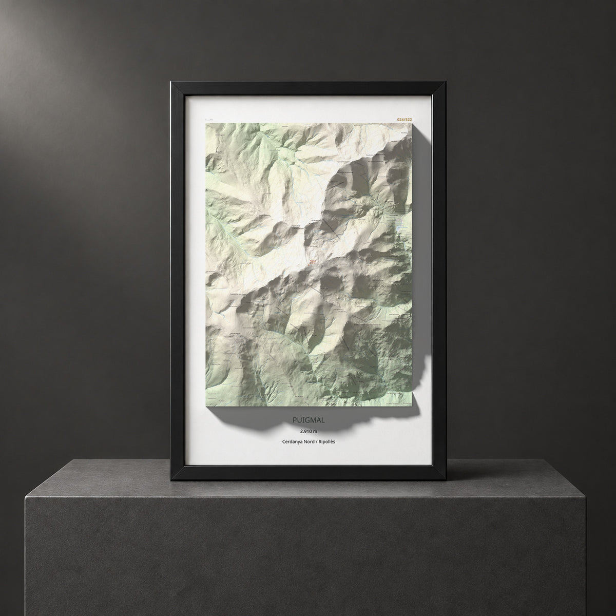 Mapa de relieve de Puigmal, 2910 m, Cerdanya Nord · Ripollès, lámina 100 Cims de Trobart. Presentación enmarcada. 61 × 91 cm.