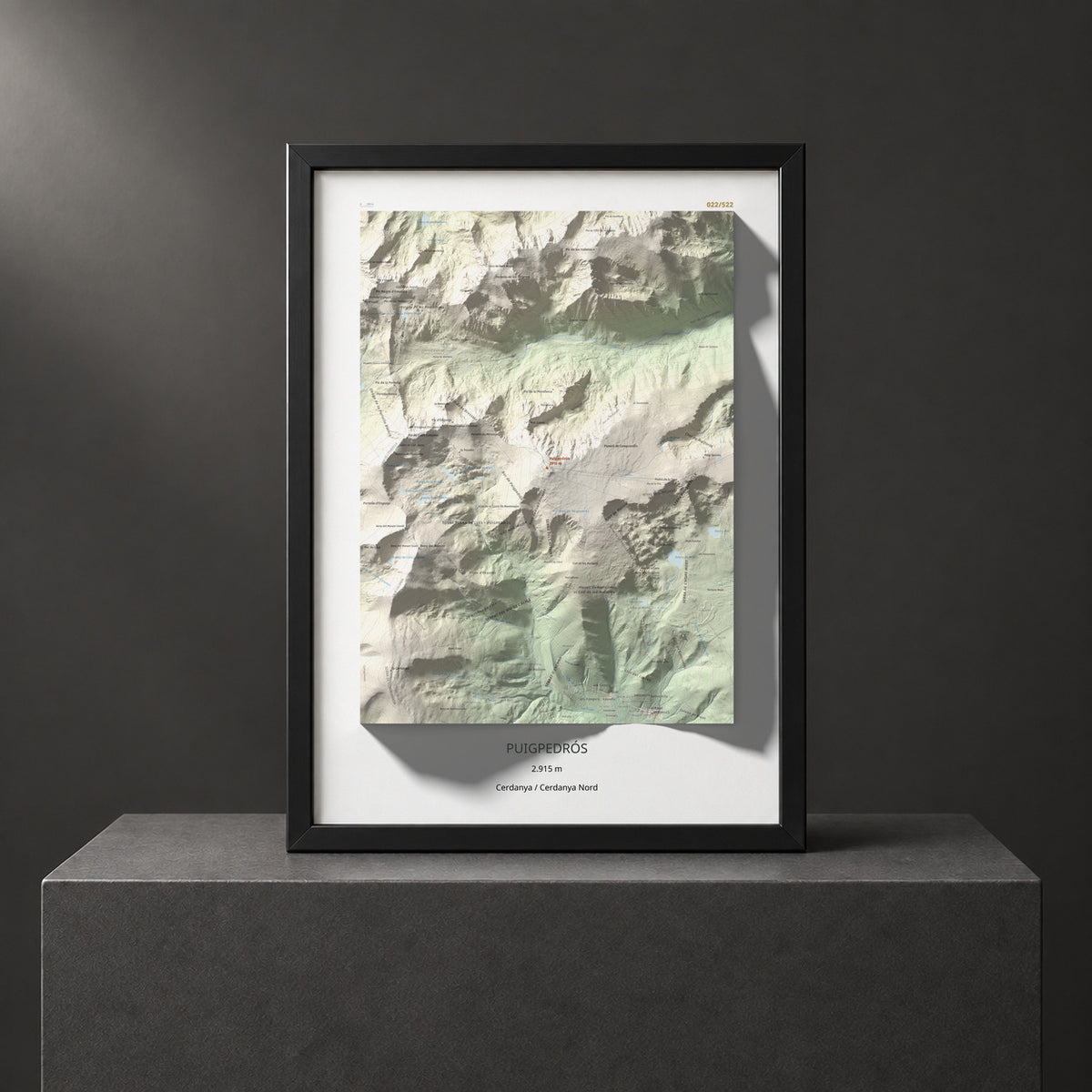 Mapa de relieve de Puigpedrós, 2915 m, Cerdanya · Cerdanya Nord, lámina 100 Cims de Trobart. Presentación enmarcada. 50 × 70 cm.