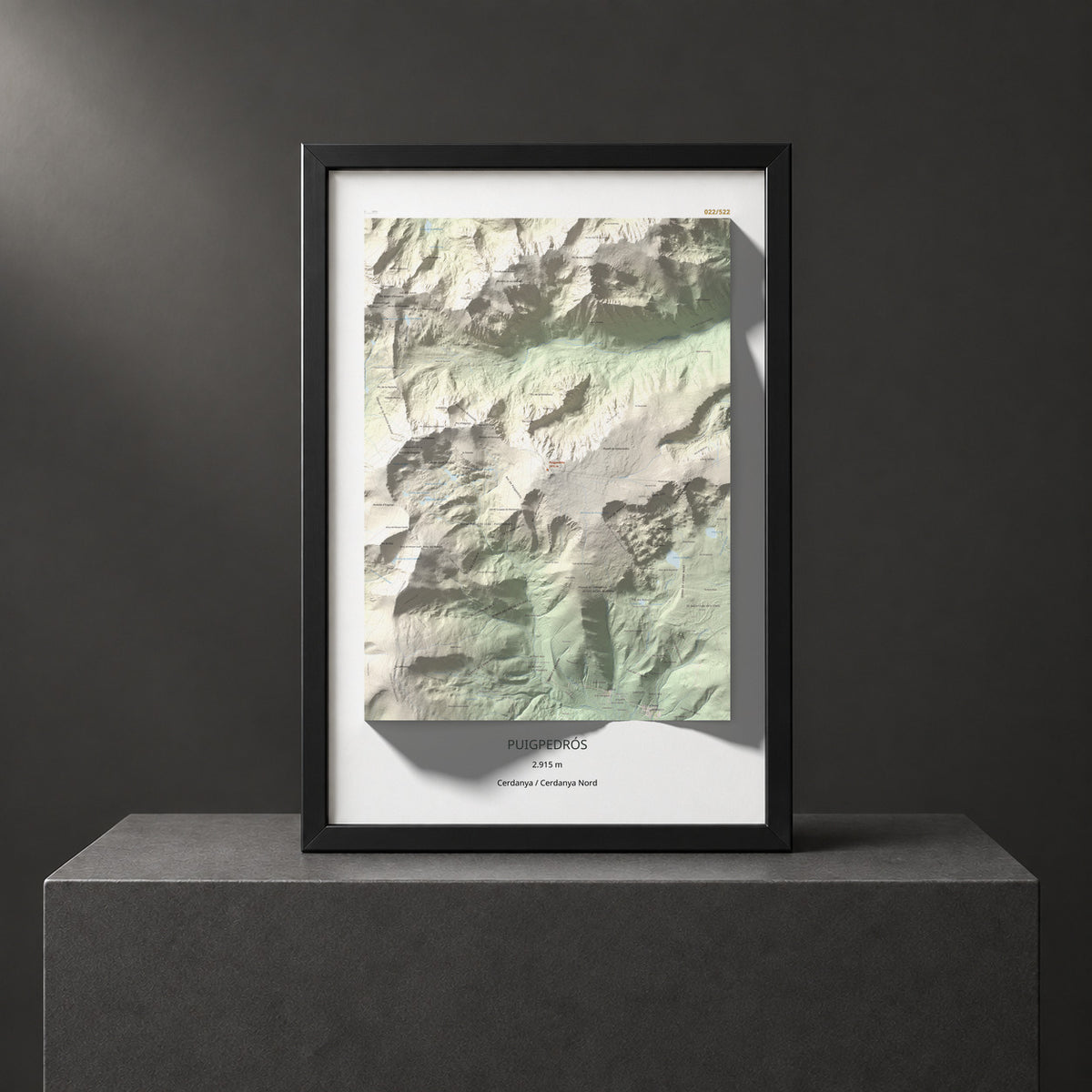 Mapa de relieve de Puigpedrós, 2915 m, Cerdanya · Cerdanya Nord, lámina 100 Cims de Trobart. Presentación enmarcada. 61 × 91 cm.