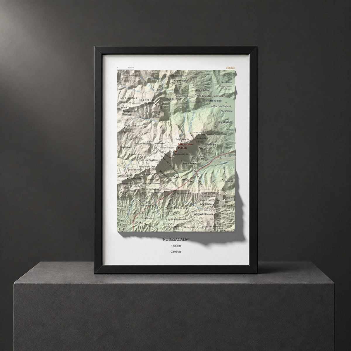 Mapa de relieve de Puigsacalm, 1514 m, Garrotxa, lámina 100 Cims de Trobart. Presentación enmarcada. 21 × 30 cm.