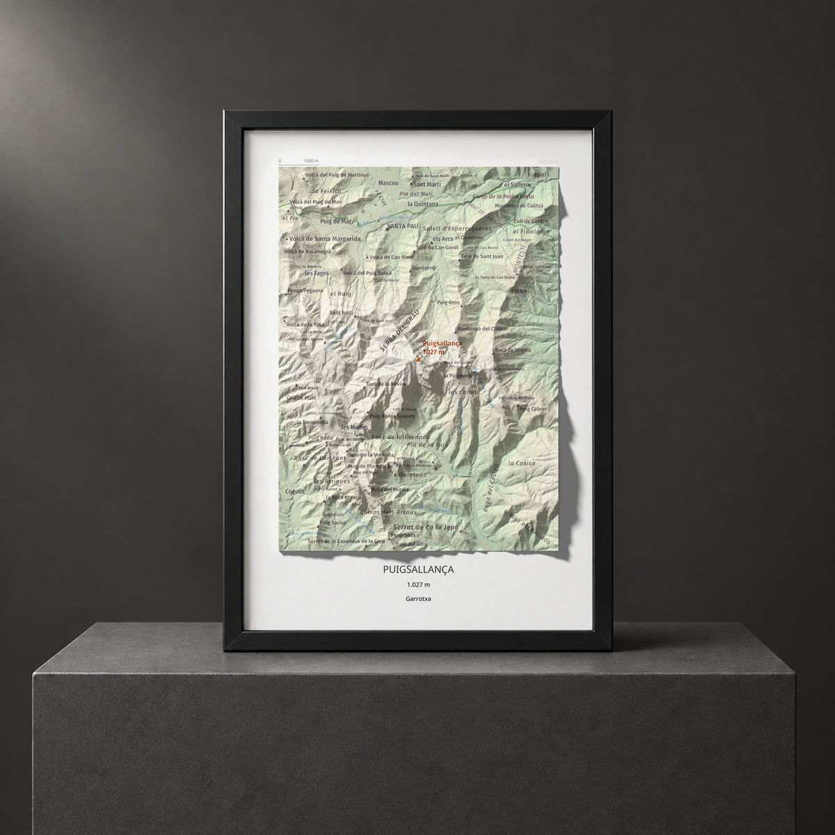 Mapa de relieve de Puigsallança, 1027 m, Garrotxa, lámina 100 Cims de Trobart. Presentación enmarcada. 21 × 30 cm.