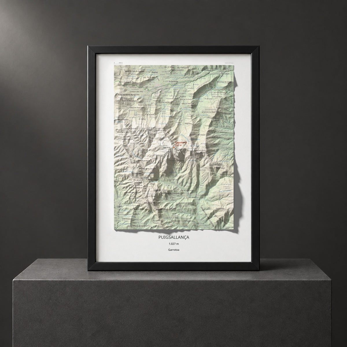 Mapa de relieve de Puigsallança, 1027 m, Garrotxa, lámina 100 Cims de Trobart. Presentación enmarcada. 30 × 40 cm.