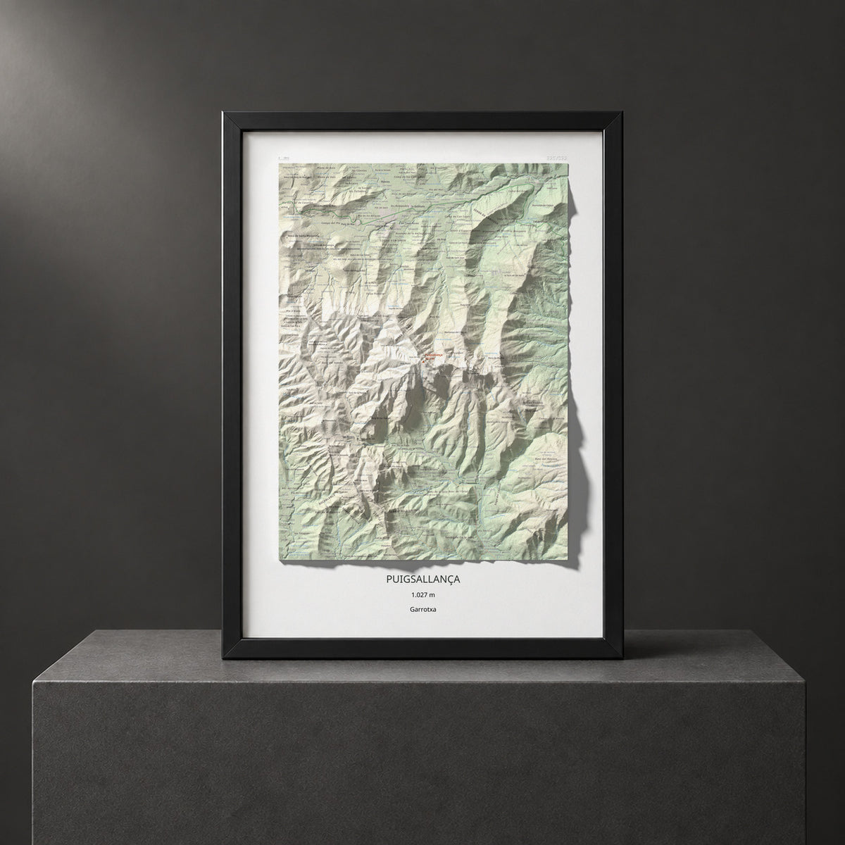 Mapa de relieve de Puigsallança, 1027 m, Garrotxa, lámina 100 Cims de Trobart. Presentación enmarcada. 50 × 70 cm.