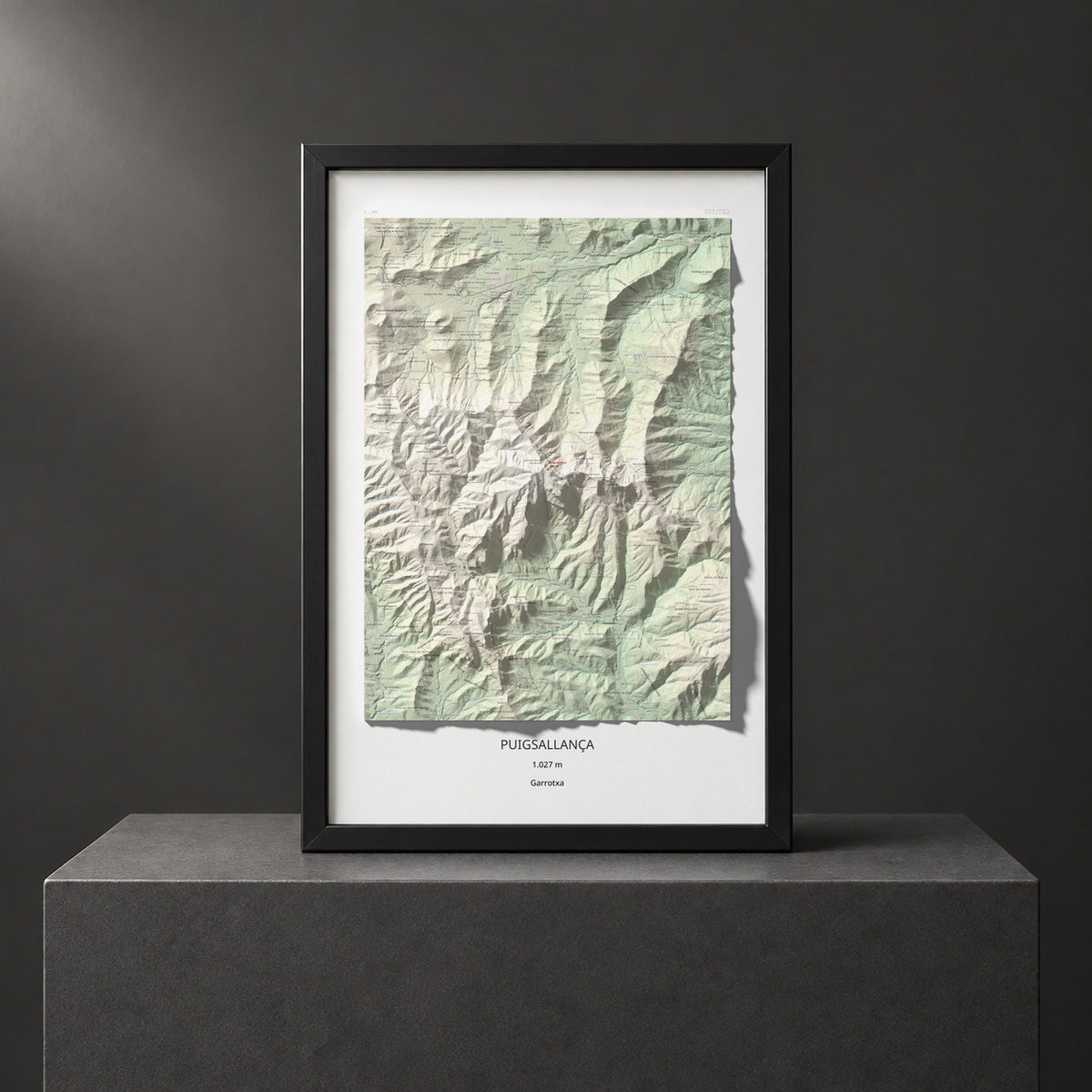 Mapa de relieve de Puigsallança, 1027 m, Garrotxa, lámina 100 Cims de Trobart. Presentación enmarcada. 61 × 91 cm.