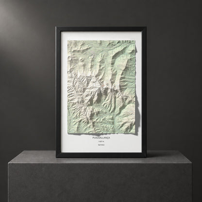 Mapa de relieve de Puigsallança, 1027 m, Garrotxa, lámina 100 Cims de Trobart. Presentación enmarcada. 61 × 91 cm.