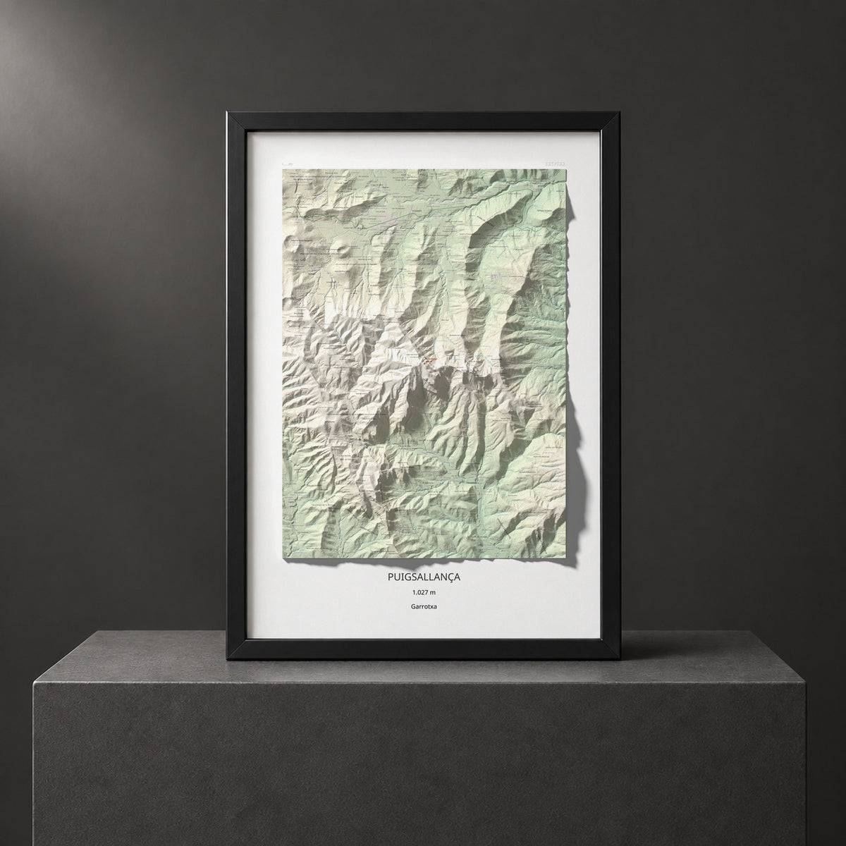 Mapa de relieve de Puigsallança, 1027 m, Garrotxa, lámina 100 Cims de Trobart. Presentación enmarcada. 70 × 100 cm.
