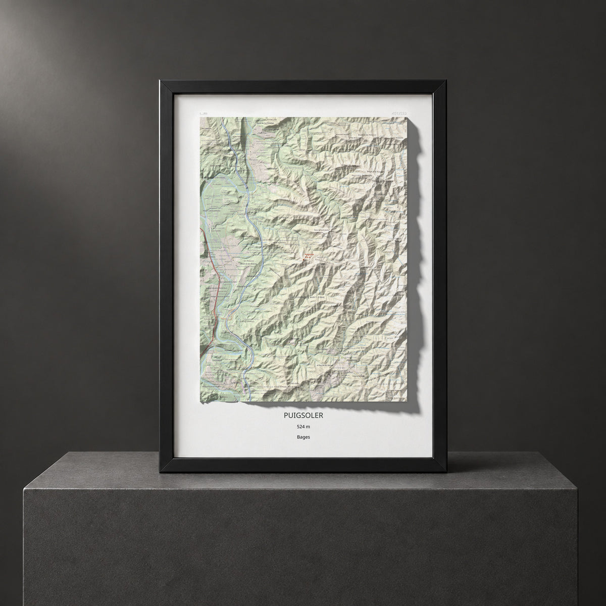 Mapa de relieve de Puigsoler, 524 m, Bages, lámina 100 Cims de Trobart. Presentación enmarcada. 50 × 70 cm.