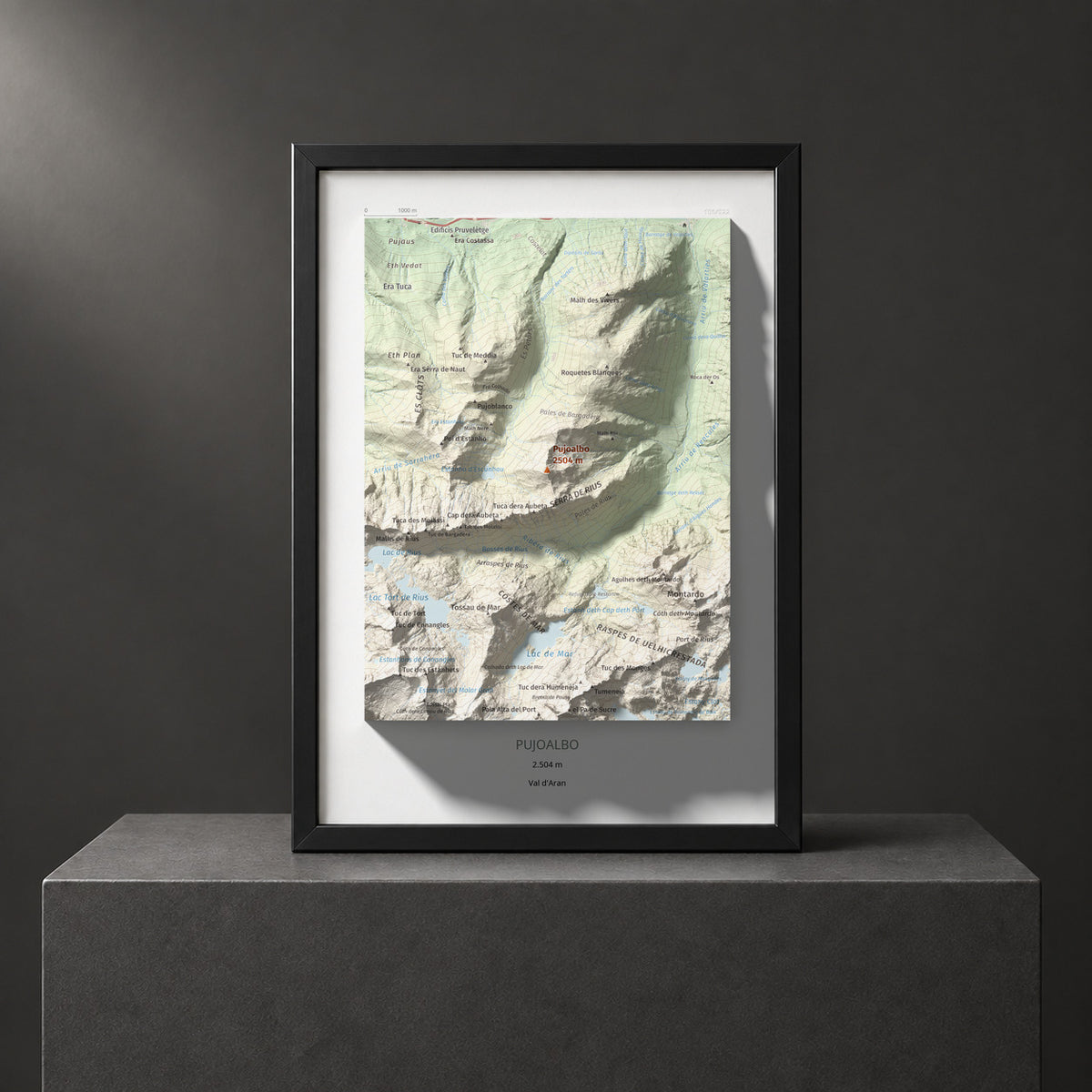 Mapa de relieve de Pujoalbo, 2504 m, Val d'Aran, lámina 100 Cims de Trobart. Presentación enmarcada. 21 × 30 cm.