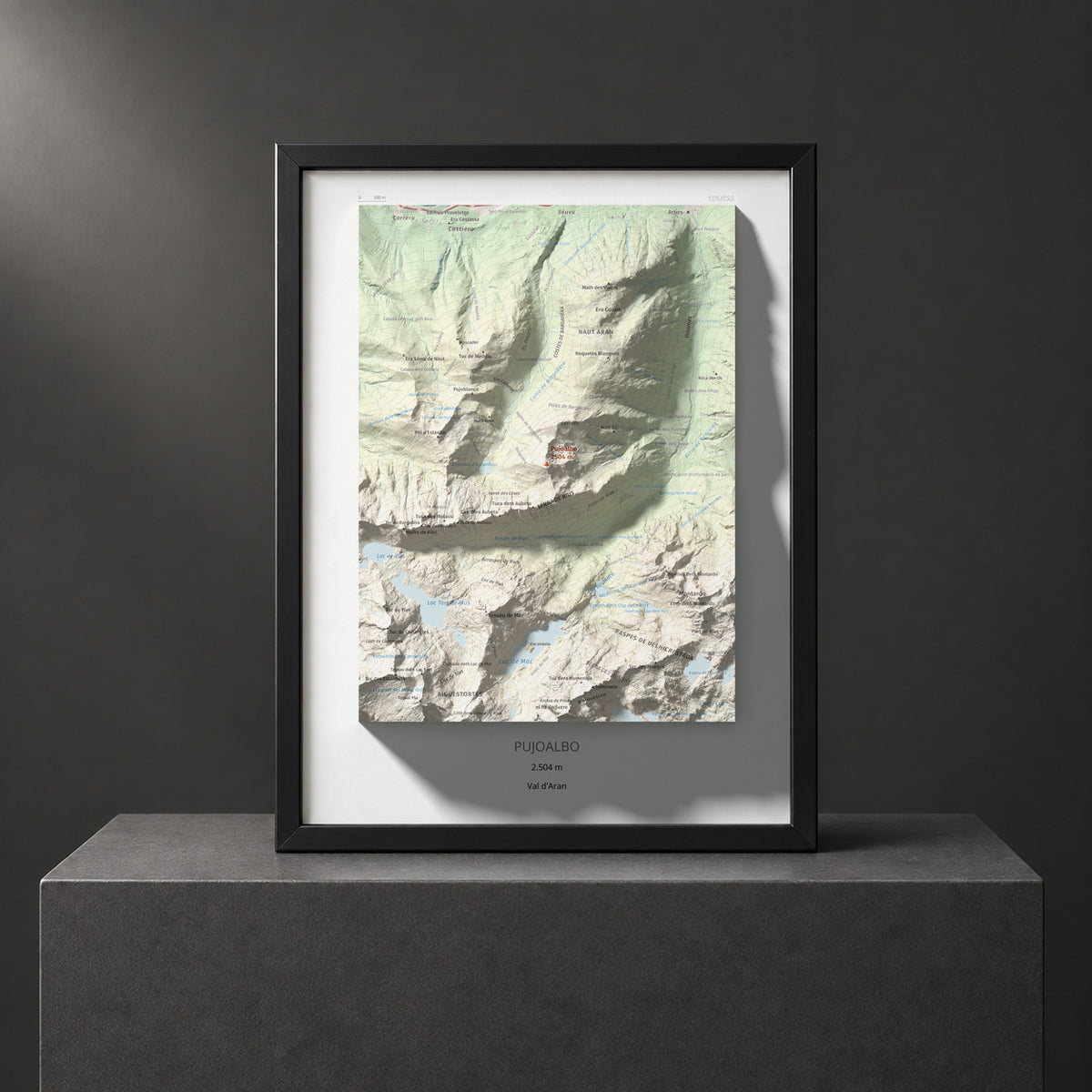 Mapa de relieve de Pujoalbo, 2504 m, Val d'Aran, lámina 100 Cims de Trobart. Presentación enmarcada. 30 × 40 cm.