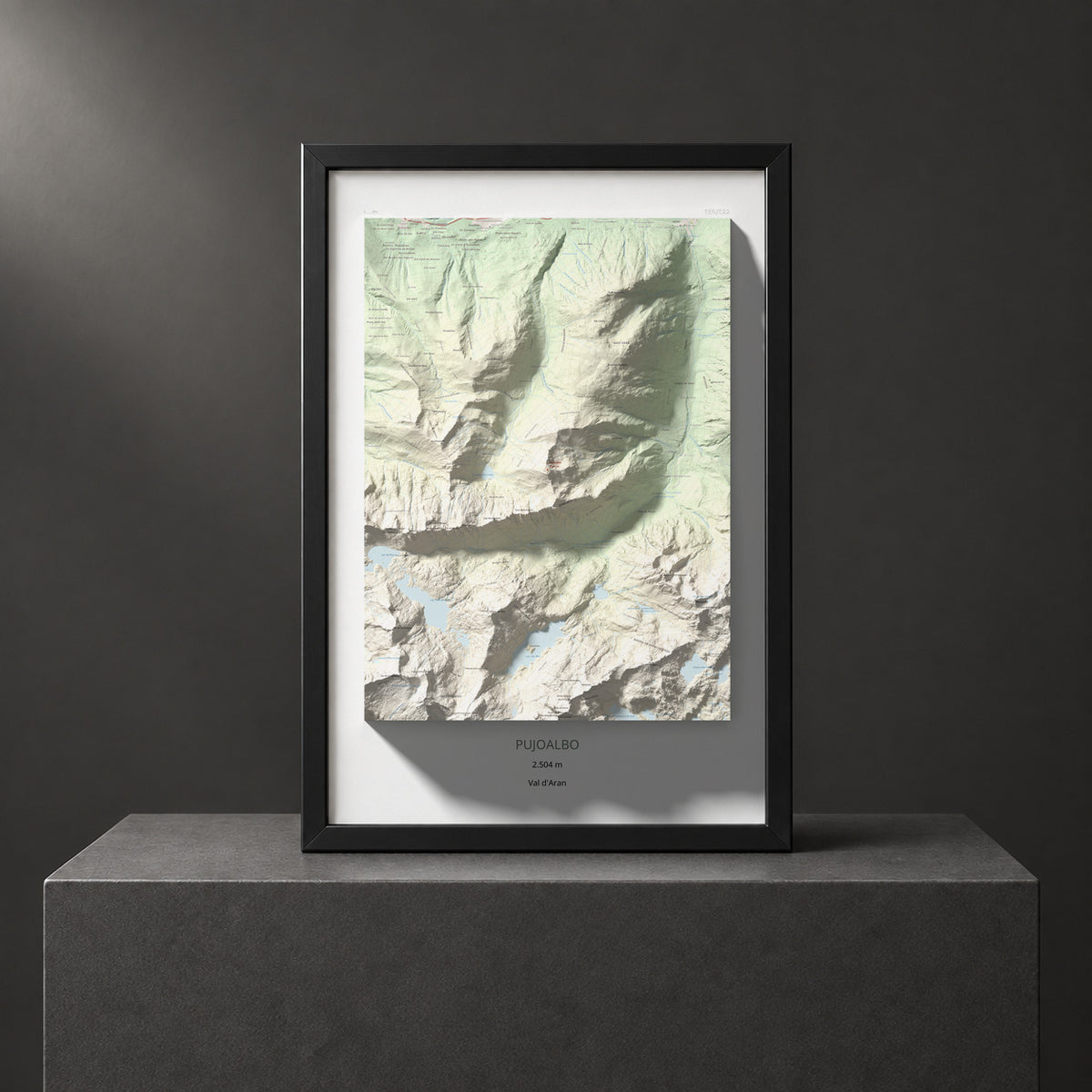 Mapa de relieve de Pujoalbo, 2504 m, Val d'Aran, lámina 100 Cims de Trobart. Presentación enmarcada. 61 × 91 cm.