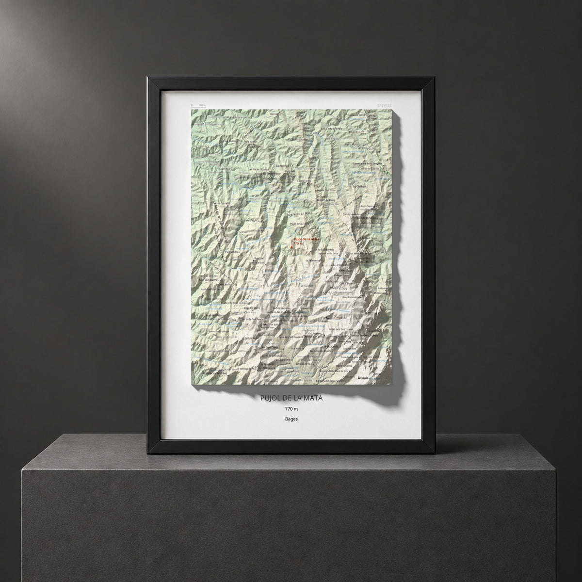 Mapa de relieve de Pujol de la Mata, 770 m, Bages, lámina 100 Cims de Trobart. Presentación enmarcada. 30 × 40 cm.