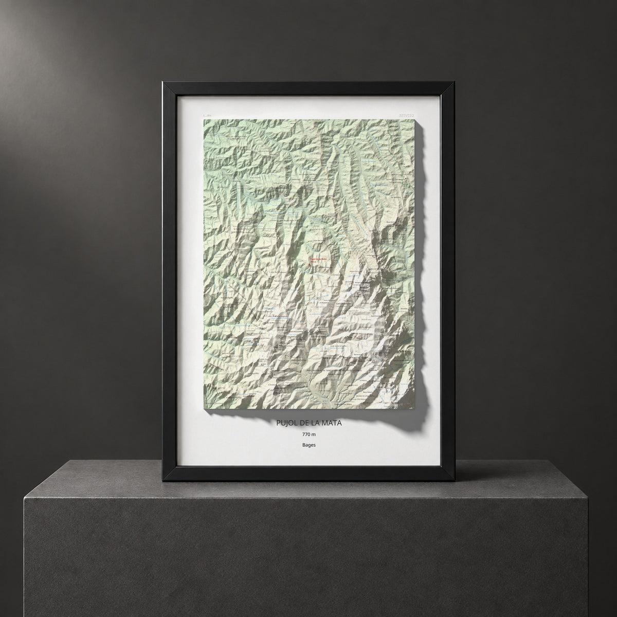 Mapa de relieve de Pujol de la Mata, 770 m, Bages, lámina 100 Cims de Trobart. Presentación enmarcada. 50 × 70 cm.