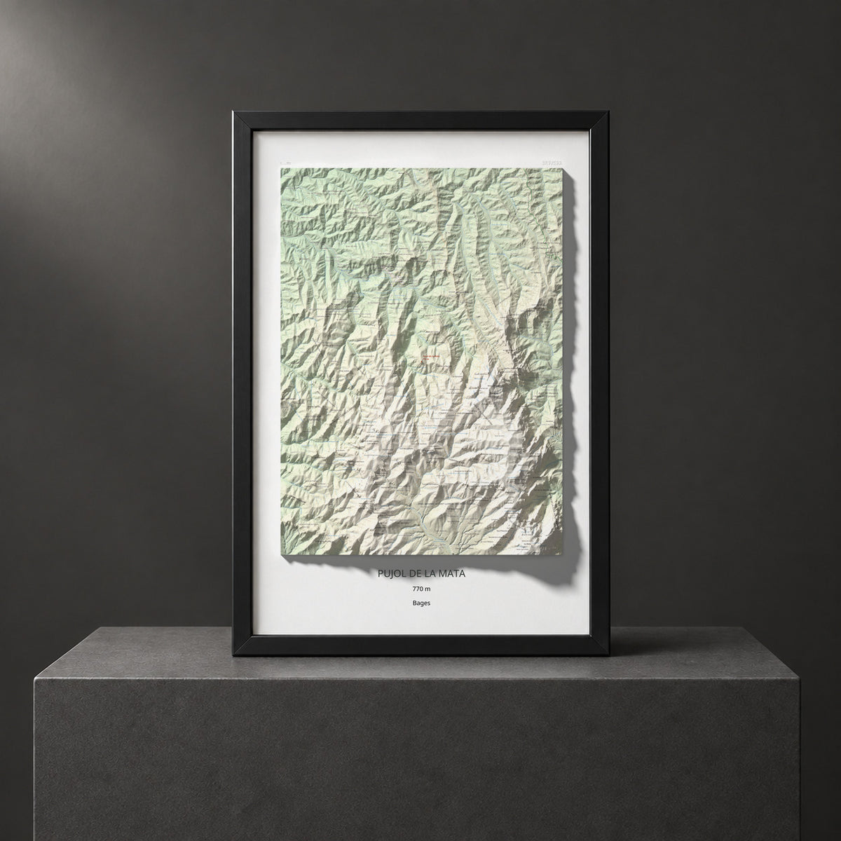 Mapa de relieve de Pujol de la Mata, 770 m, Bages, lámina 100 Cims de Trobart. Presentación enmarcada. 61 × 91 cm.