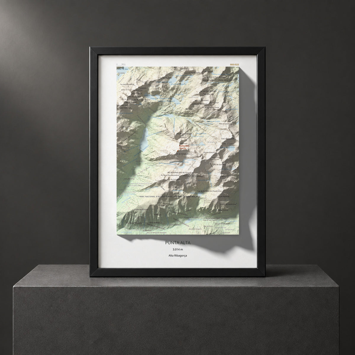 Mapa de relieve de Punta Alta, 3014 m, Alta Ribagorça, lámina 100 Cims de Trobart. Presentación enmarcada. 30 × 40 cm.