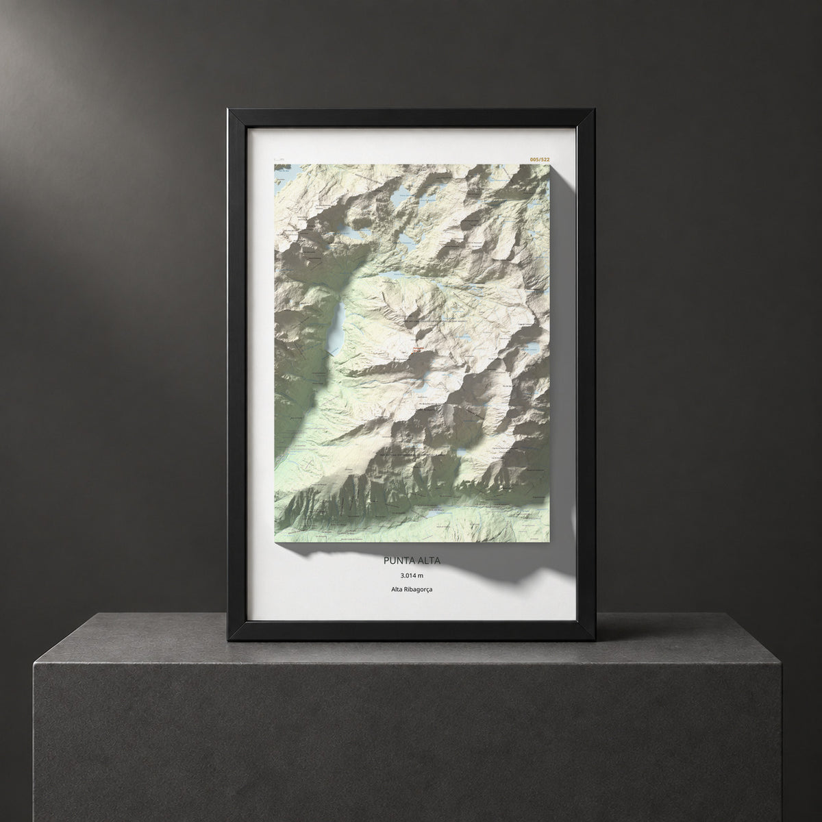 Mapa de relieve de Punta Alta, 3014 m, Alta Ribagorça, lámina 100 Cims de Trobart. Presentación enmarcada. 61 × 91 cm.