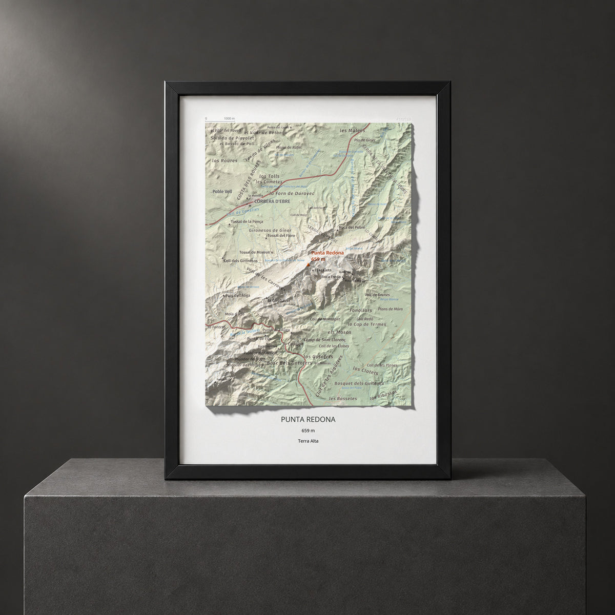 Mapa topográfico del relieve: Punta Redona, 659 m. Presentación enmarcada. 21 × 30 cm.