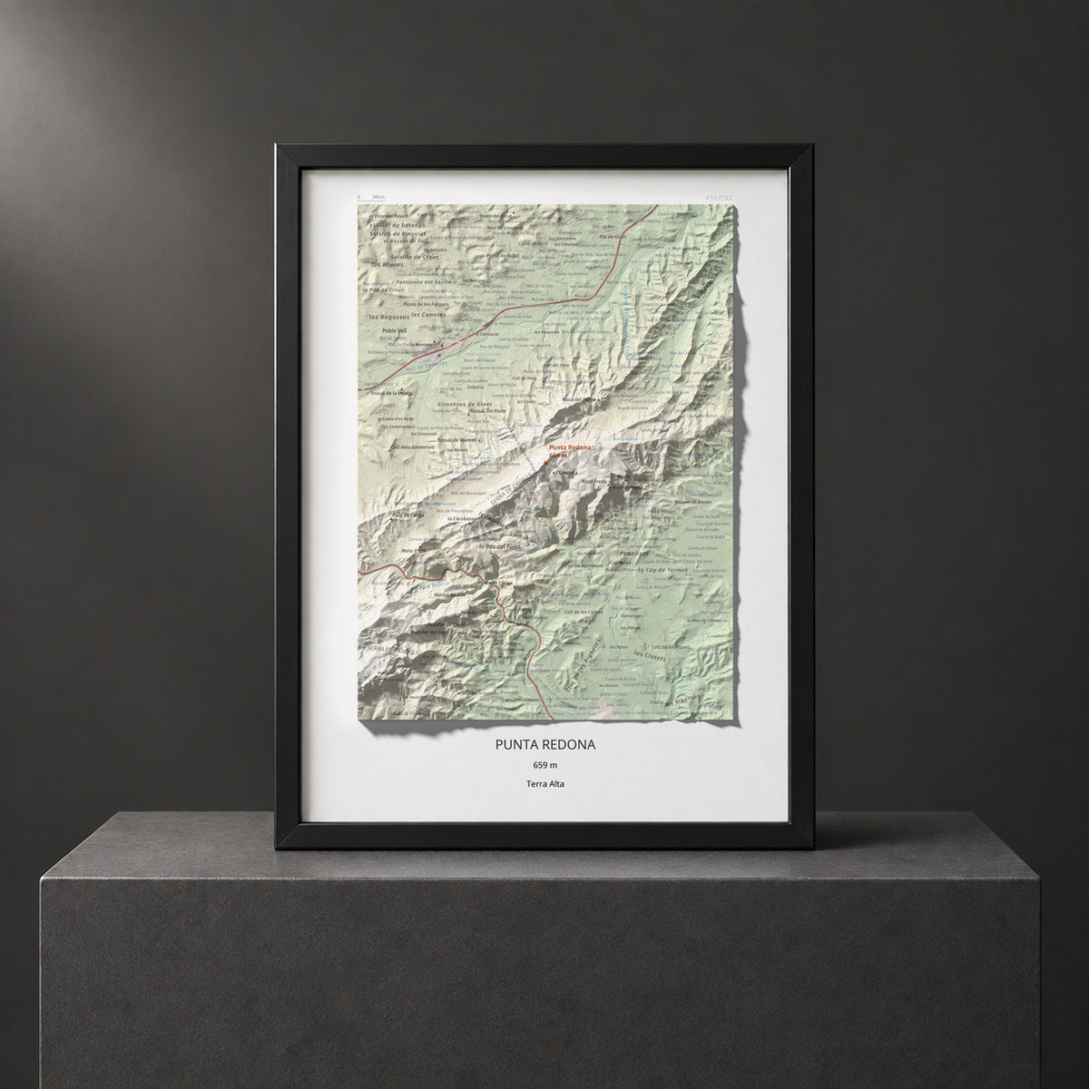 Mapa topográfico del relieve: Punta Redona, 659 m. Presentación enmarcada. 30 × 40 cm.