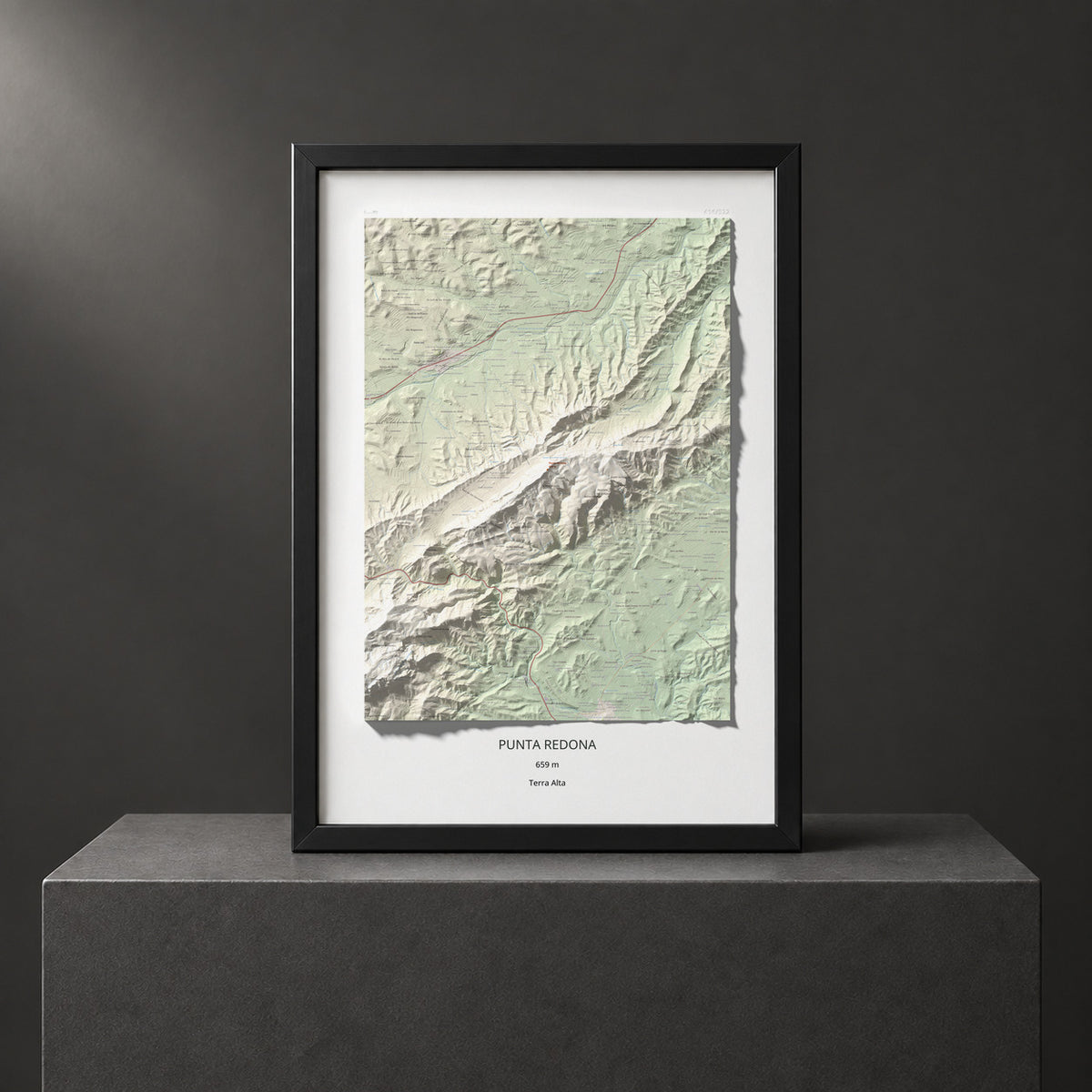 Mapa topográfico del relieve: Punta Redona, 659 m. Presentación enmarcada. 70 × 100 cm.