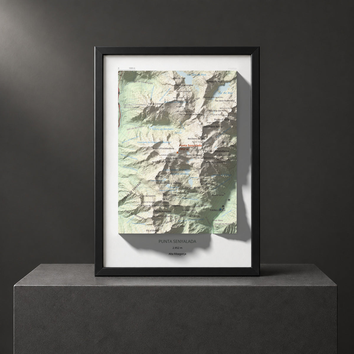 Mapa de relieve de Punta Senyalada, 2952 m, Alta Ribagorça, lámina 100 Cims de Trobart. Presentación enmarcada. 21 × 30 cm.