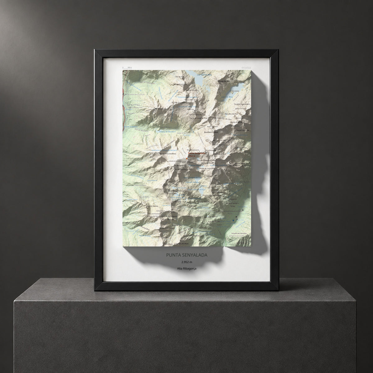 Mapa de relieve de Punta Senyalada, 2952 m, Alta Ribagorça, lámina 100 Cims de Trobart. Presentación enmarcada. 30 × 40 cm.