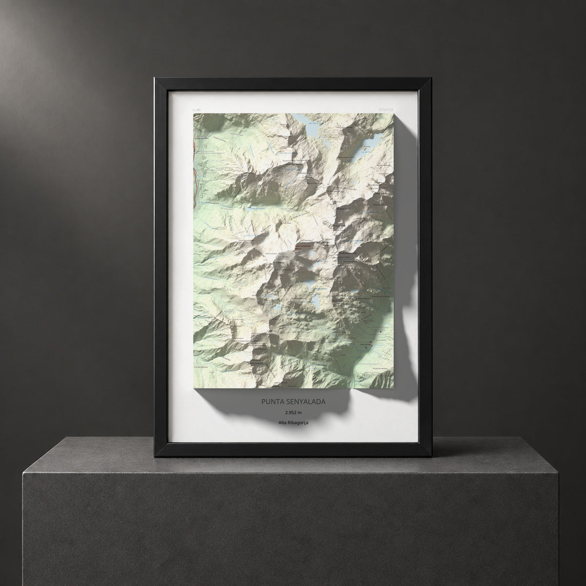 Mapa de relieve de Punta Senyalada, 2952 m, Alta Ribagorça, lámina 100 Cims de Trobart. Presentación enmarcada. 50 × 70 cm.