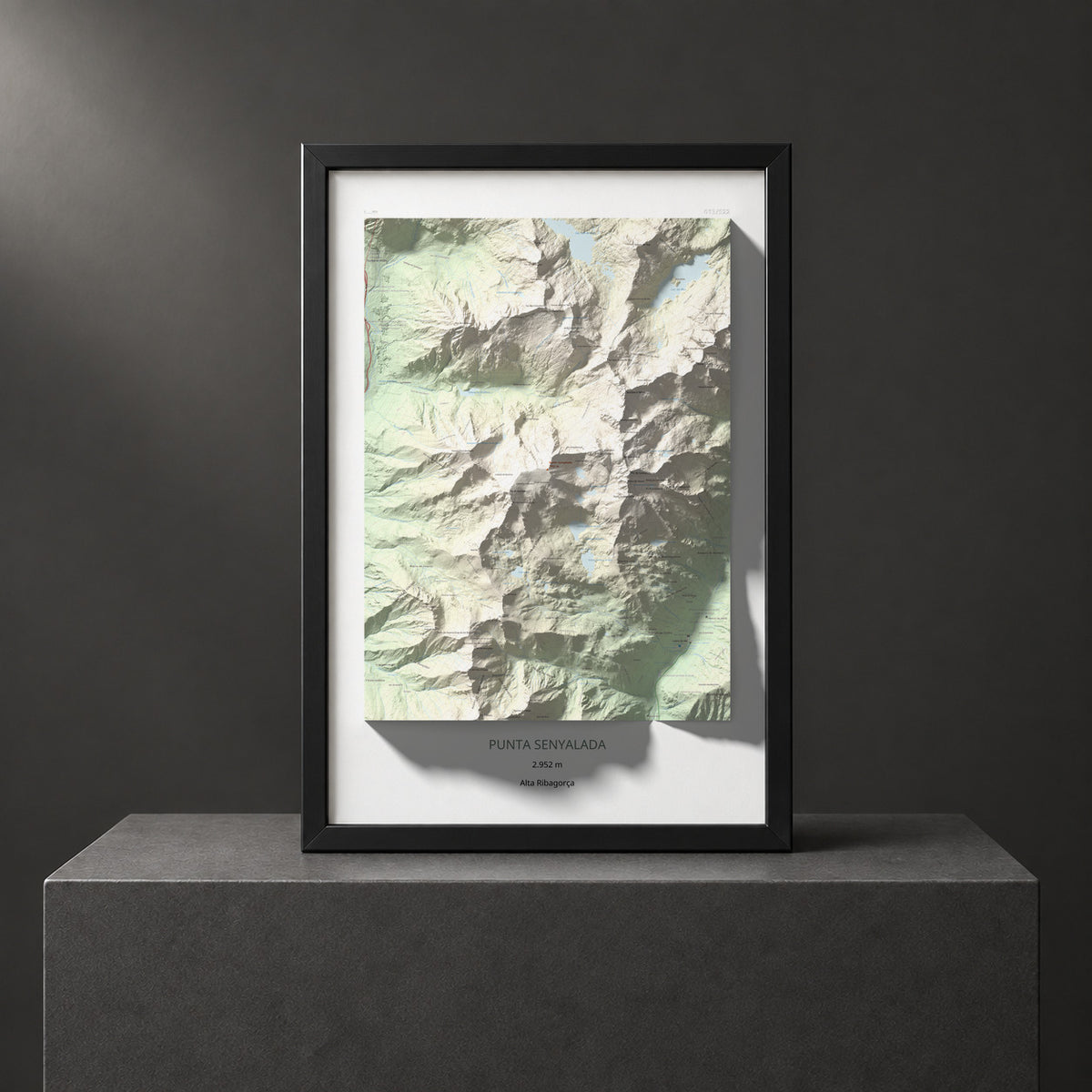 Mapa de relieve de Punta Senyalada, 2952 m, Alta Ribagorça, lámina 100 Cims de Trobart. Presentación enmarcada. 61 × 91 cm.