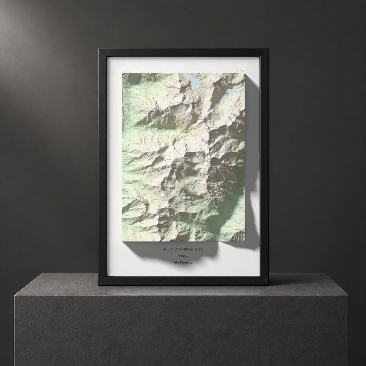 Mapa de relieve de Punta Senyalada, 2952 m, Alta Ribagorça, lámina 100 Cims de Trobart. Presentación enmarcada. 70 × 100 cm.