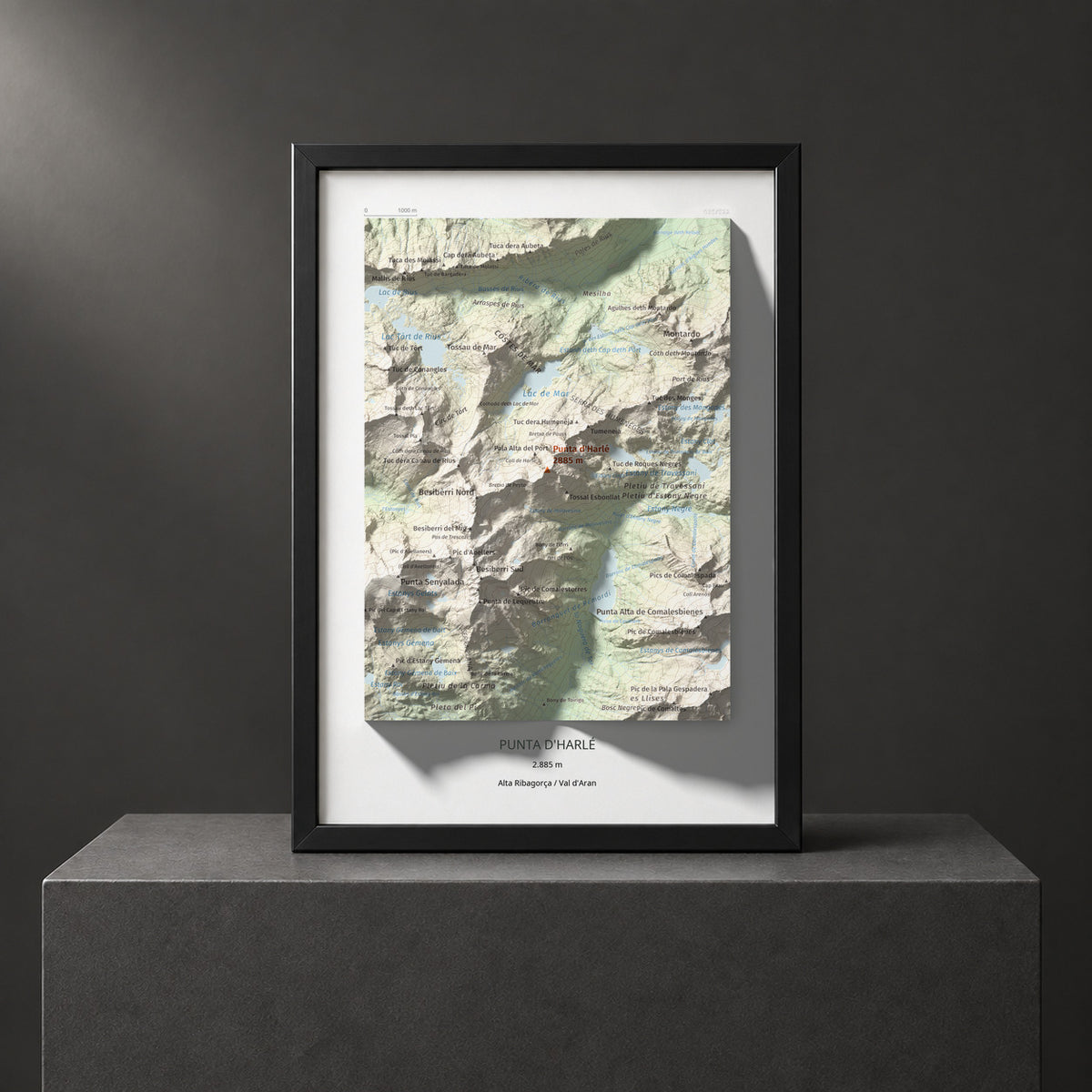 Mapa de relieve de Punta d'Harlé, 2885 m, Alta Ribagorça · Val d'Aran, lámina 100 Cims de Trobart. Presentación enmarcada. 21 × 30 cm.