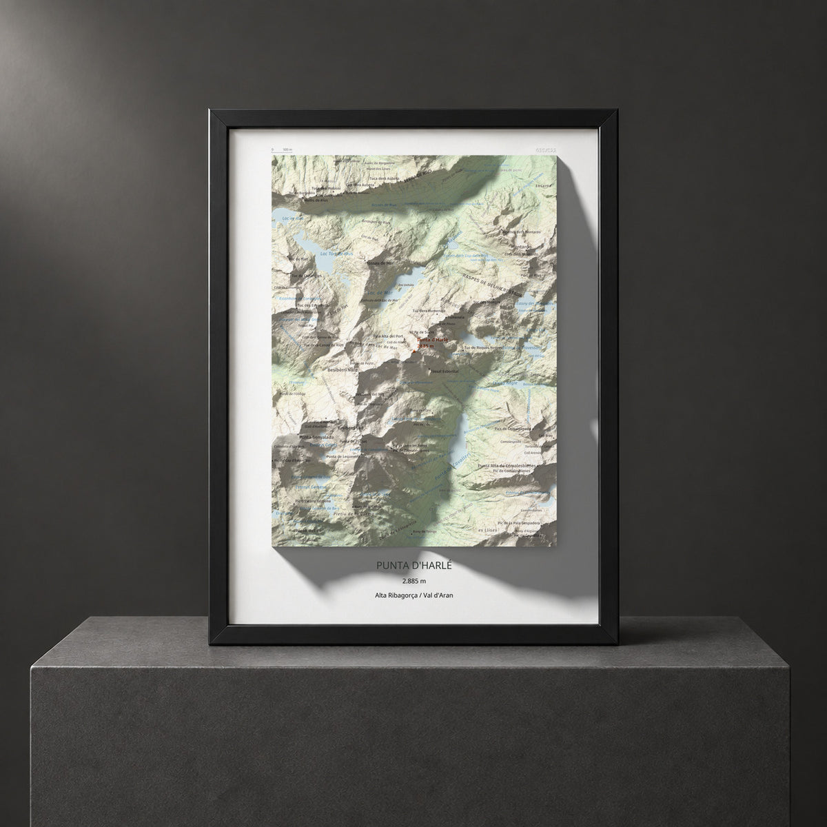Mapa de relieve de Punta d'Harlé, 2885 m, Alta Ribagorça · Val d'Aran, lámina 100 Cims de Trobart. Presentación enmarcada. 30 × 40 cm.
