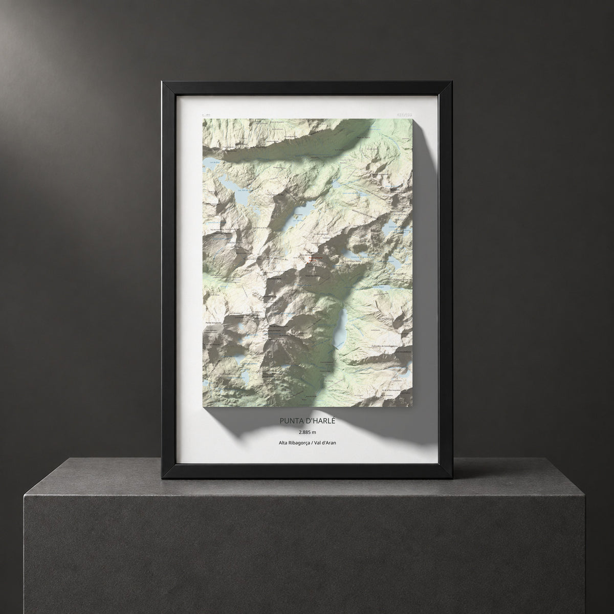 Mapa de relieve de Punta d'Harlé, 2885 m, Alta Ribagorça · Val d'Aran, lámina 100 Cims de Trobart. Presentación enmarcada. 50 × 70 cm.