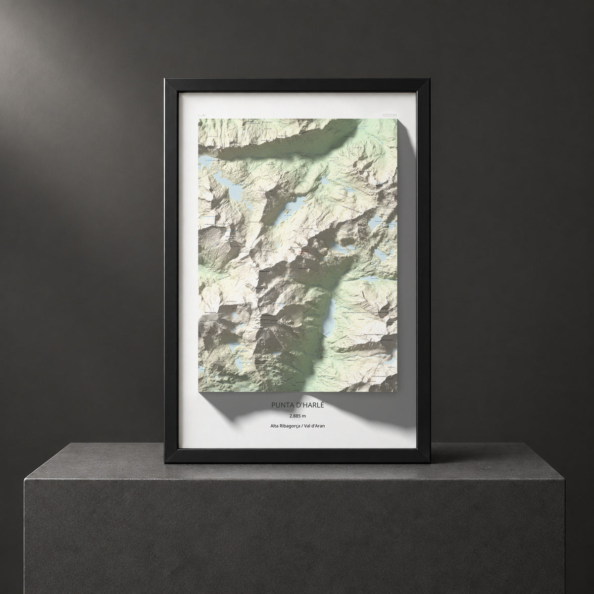Mapa de relieve de Punta d'Harlé, 2885 m, Alta Ribagorça · Val d'Aran, lámina 100 Cims de Trobart. Presentación enmarcada. 61 × 91 cm.