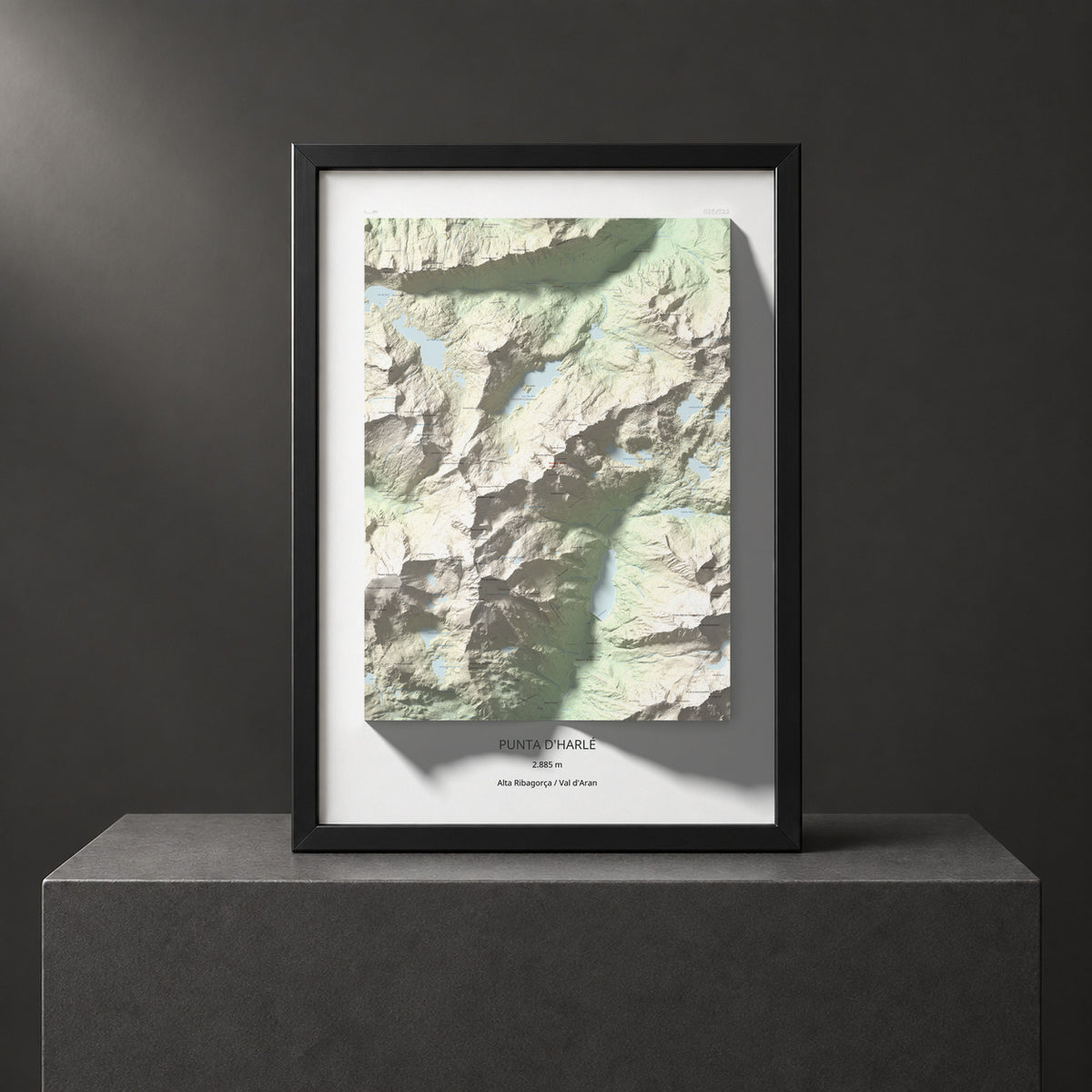 Mapa de relieve de Punta d'Harlé, 2885 m, Alta Ribagorça · Val d'Aran, lámina 100 Cims de Trobart. Presentación enmarcada. 70 × 100 cm.