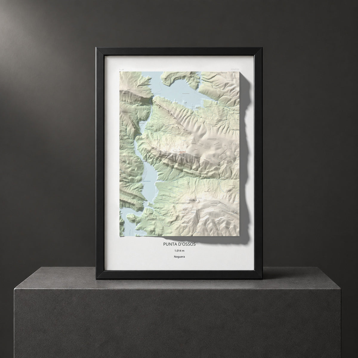 Mapa de relieve de Punta d'Ossos, 1014 m, Noguera, lámina 100 Cims de Trobart. Presentación enmarcada. 70 × 100 cm.