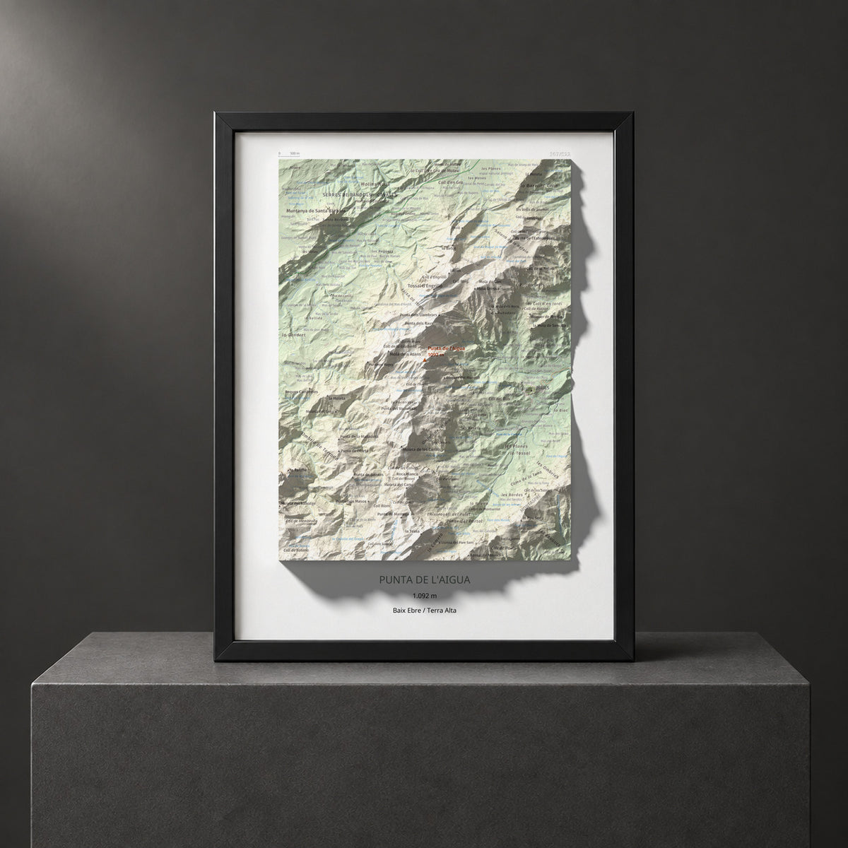 Mapa de relieve de Punta de l'Aigua, 1092 m, Baix Ebre · Terra Alta, lámina 100 Cims de Trobart. Presentación enmarcada. 30 × 40 cm.
