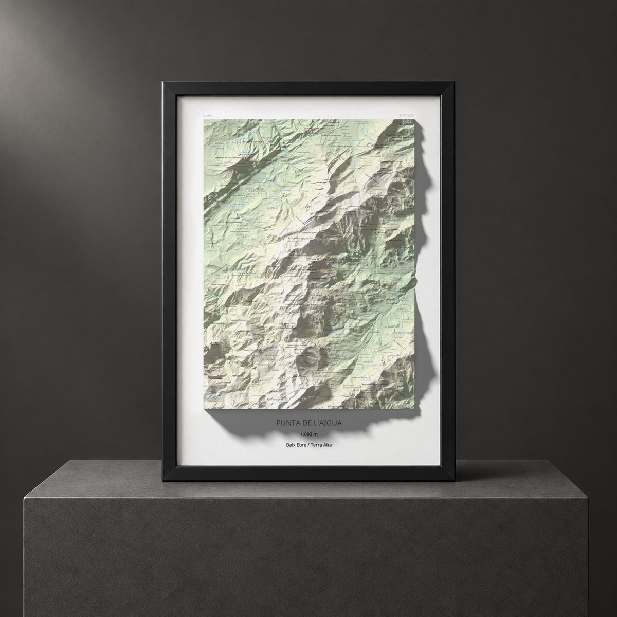Mapa de relieve de Punta de l'Aigua, 1092 m, Baix Ebre · Terra Alta, lámina 100 Cims de Trobart. Presentación enmarcada. 50 × 70 cm.