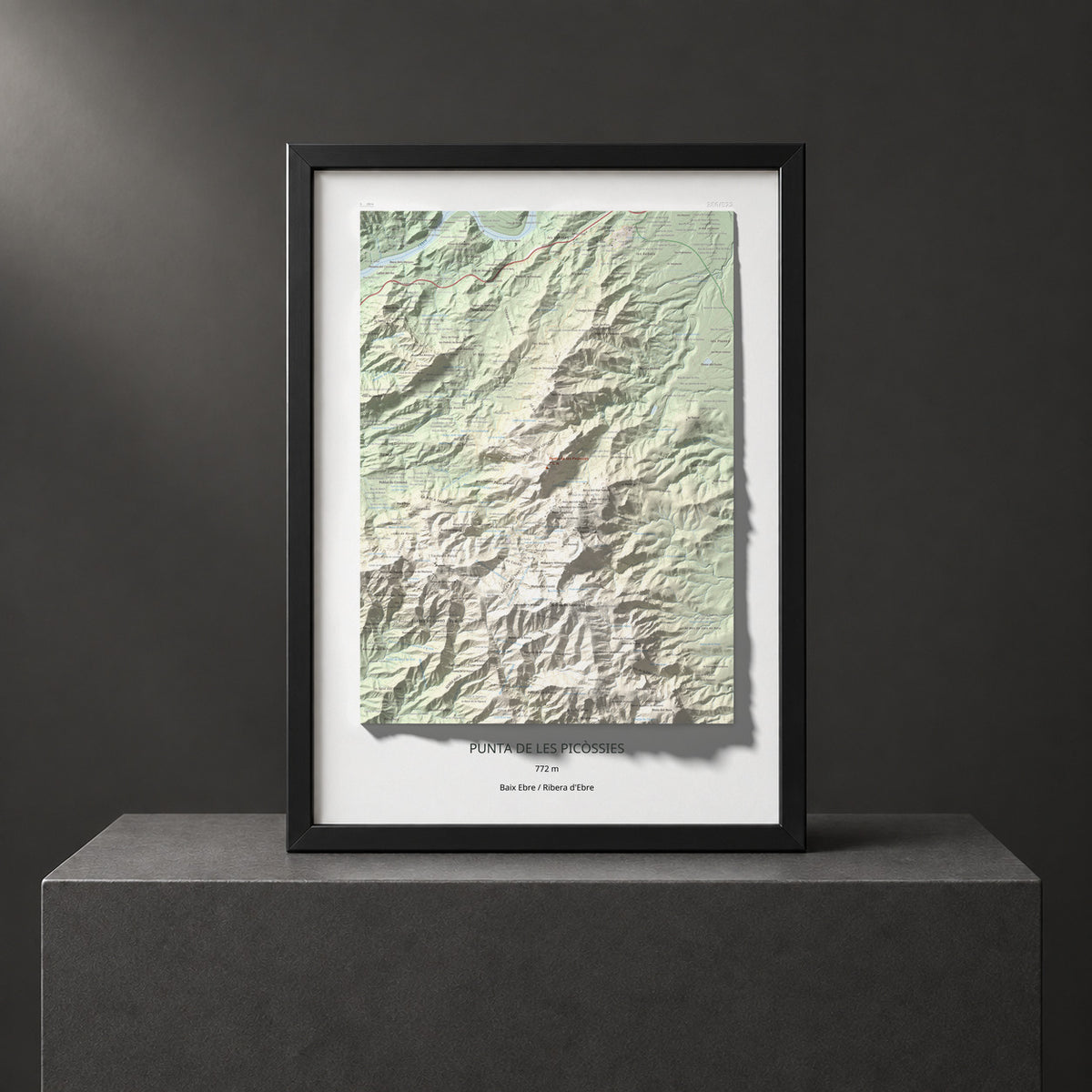 Mapa de relieve de Punta de les Picòssies, 772 m, Baix Ebre · Ribera d'Ebre, lámina 100 Cims de Trobart. Presentación enmarcada. 50 × 70 cm.