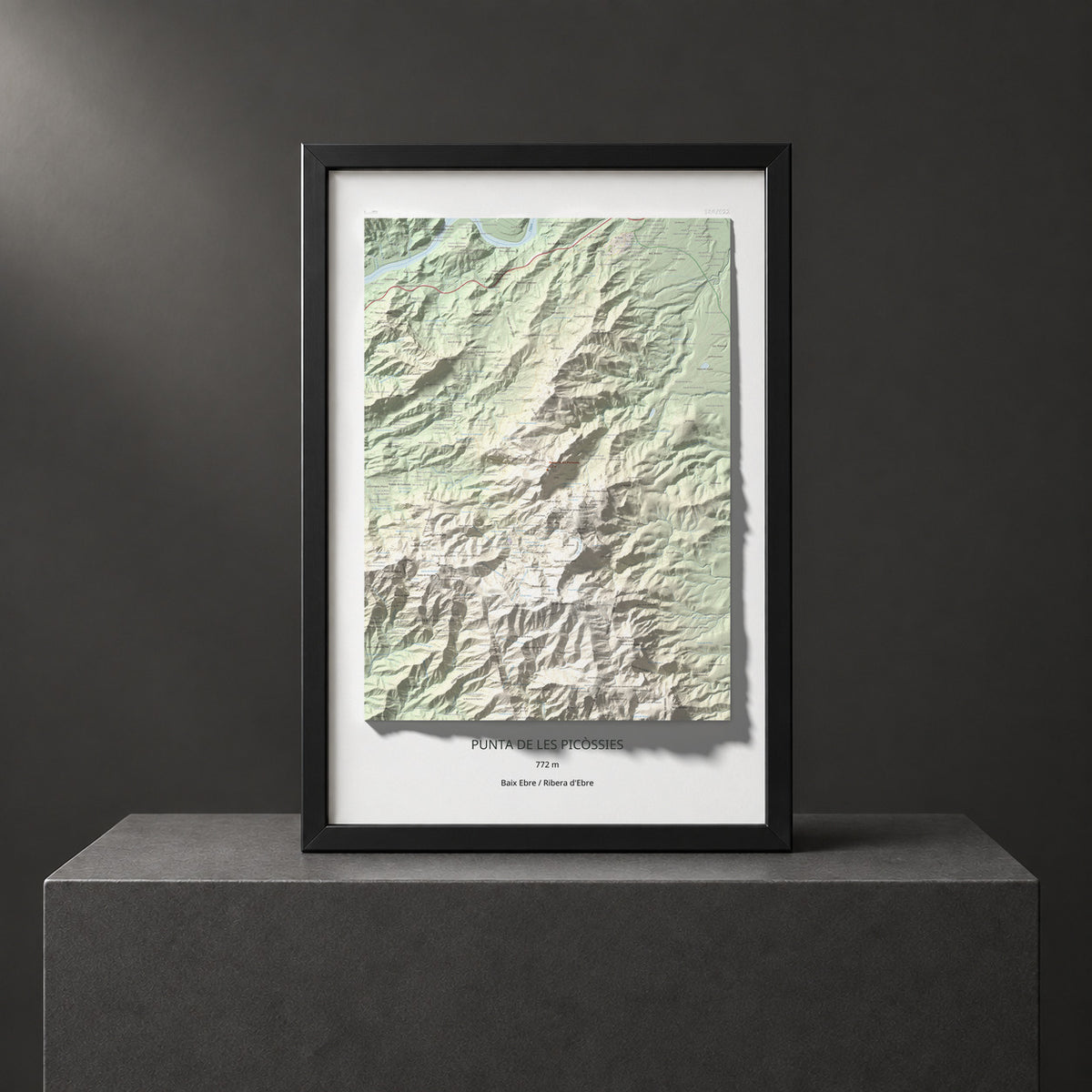 Mapa de relieve de Punta de les Picòssies, 772 m, Baix Ebre · Ribera d'Ebre, lámina 100 Cims de Trobart. Presentación enmarcada. 61 × 91 cm.