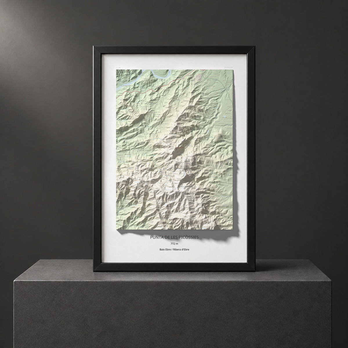 Mapa de relieve de Punta de les Picòssies, 772 m, Baix Ebre · Ribera d'Ebre, lámina 100 Cims de Trobart. Presentación enmarcada. 70 × 100 cm.