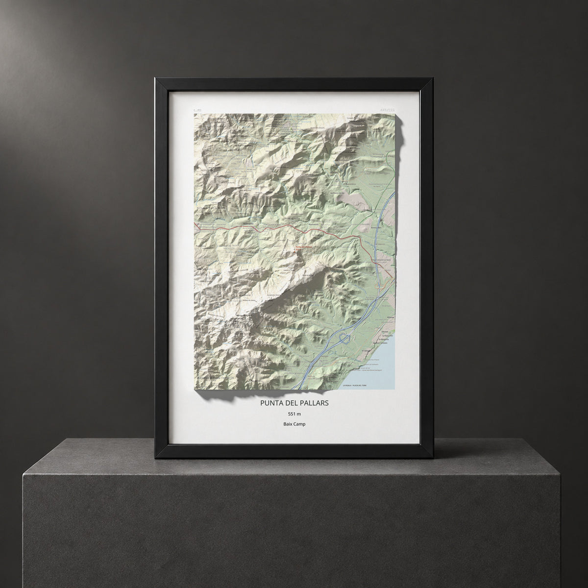 Mapa topográfico del relieve: Punta del Pallars, 551 m. Presentación enmarcada. 50 × 70 cm.
