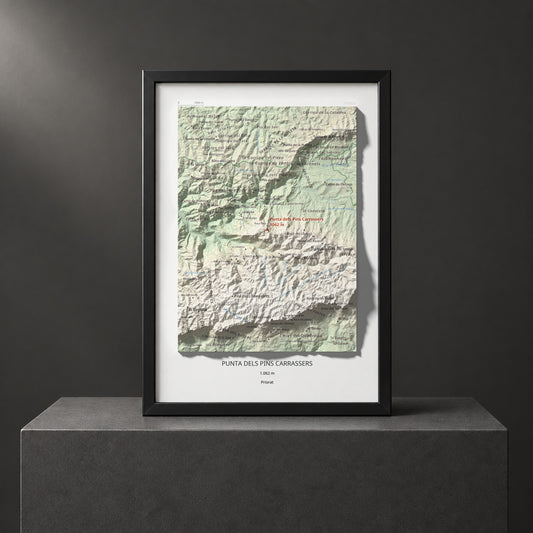 Mapa de relieve de Punta dels Pins Carrassers, 1062 m, Priorat, lámina 100 Cims de Trobart. Presentación enmarcada. 21 × 30 cm.