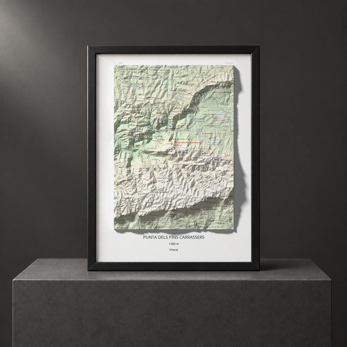 Mapa de relieve de Punta dels Pins Carrassers, 1062 m, Priorat, lámina 100 Cims de Trobart. Presentación enmarcada. 30 × 40 cm.