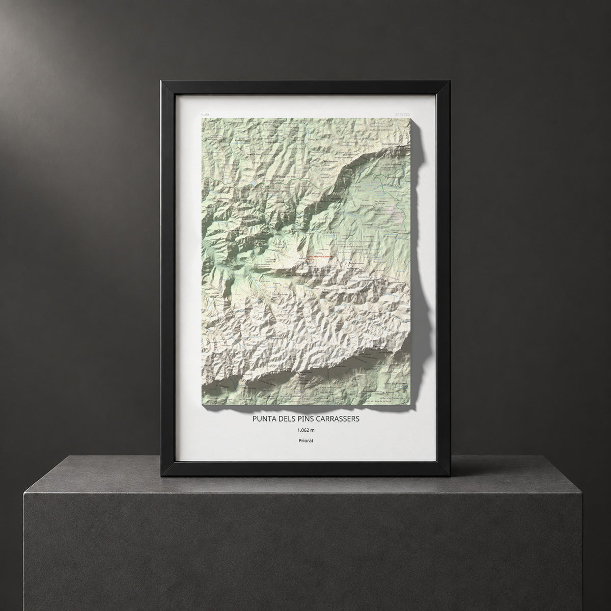 Mapa de relieve de Punta dels Pins Carrassers, 1062 m, Priorat, lámina 100 Cims de Trobart. Presentación enmarcada. 50 × 70 cm.