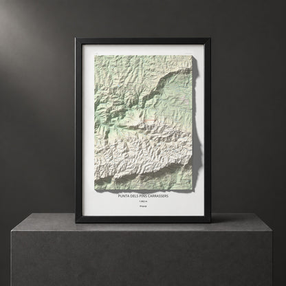Mapa de relieve de Punta dels Pins Carrassers, 1062 m, Priorat, lámina 100 Cims de Trobart. Presentación enmarcada. 50 × 70 cm.
