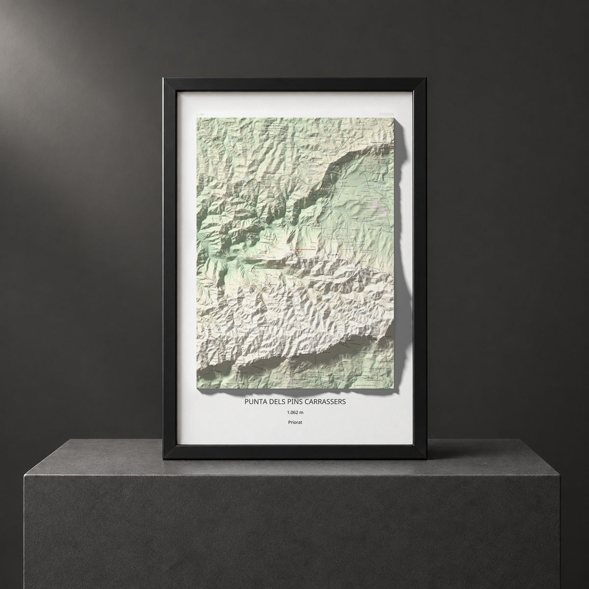 Mapa de relieve de Punta dels Pins Carrassers, 1062 m, Priorat, lámina 100 Cims de Trobart. Presentación enmarcada. 61 × 91 cm.