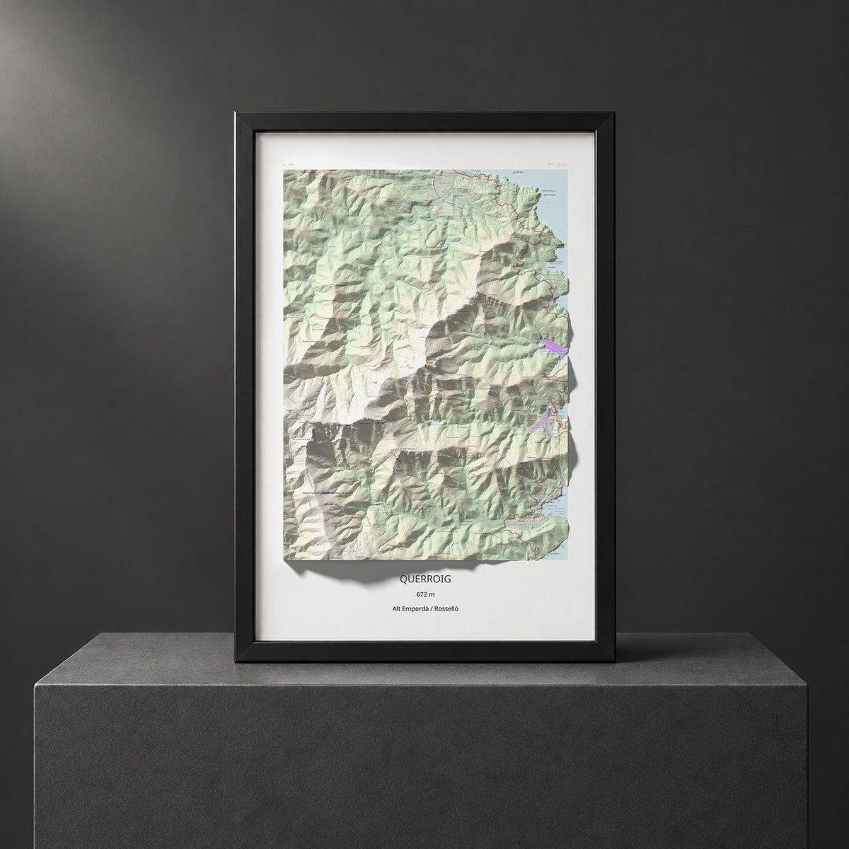 Mapa topogràfic del relleu: Querroig, 672 m. Presentació emmarcada. 61 × 91 cm.