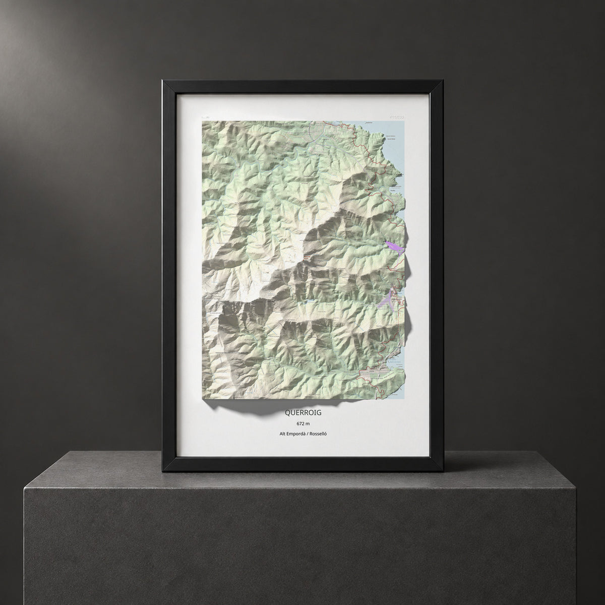Mapa topogràfic del relleu: Querroig, 672 m. Presentació emmarcada. 70 × 100 cm.