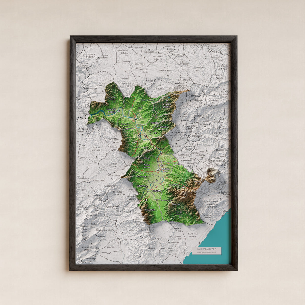Mapa de relieve de la Ribera d’Ebre, con el territorio en color y el entorno en blanco. Presentación con marco. 21 × 30 cm. Estilo Clásico.