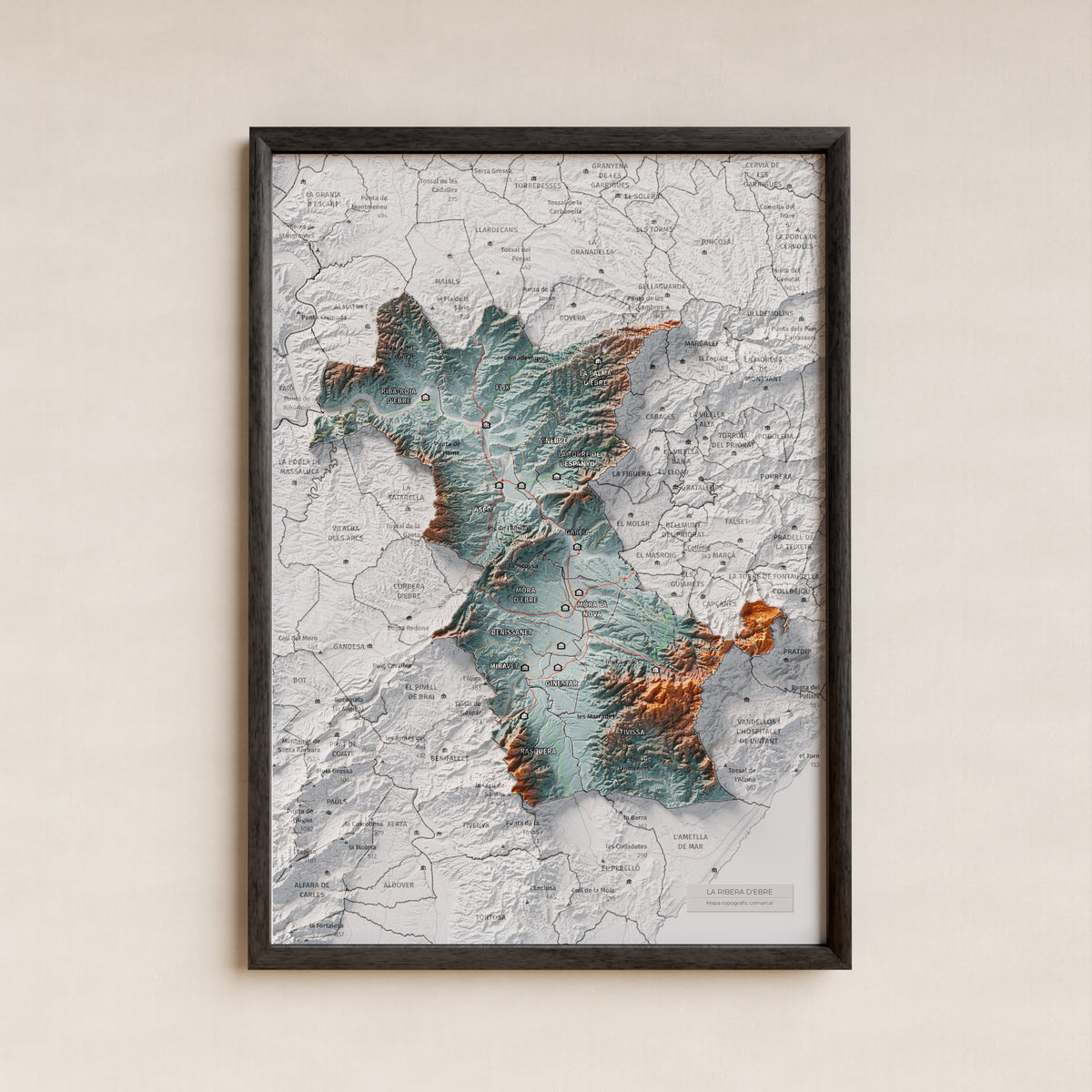 Mapa de relieve de la Ribera d’Ebre, con el territorio en color y el entorno en blanco. Presentación con marco. 21 × 30 cm. Estilo Azul y naranja.